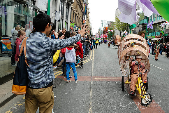 2649ManchesterDayParade2013_bluplanetphoto