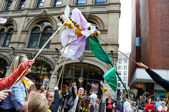 2679ManchesterDayParade2013_bluplanetphoto