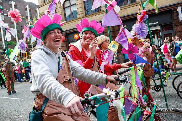 2421ManchesterDayParade2013_bluplanetphoto