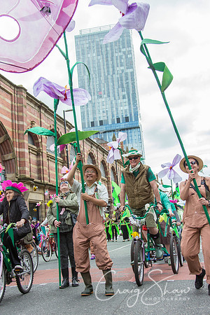 2322ManchesterDayParade2013_bluplanetphoto