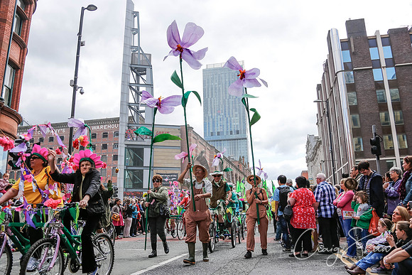 2388ManchesterDayParade2013_bluplanetphoto