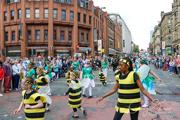 2562ManchesterDayParade2013_bluplanetphoto