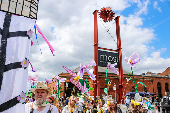 1570ManchesterDayParade2013_bluplanetphoto