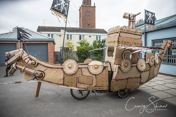 The Extraordinary Orchard Park Parade, Hull